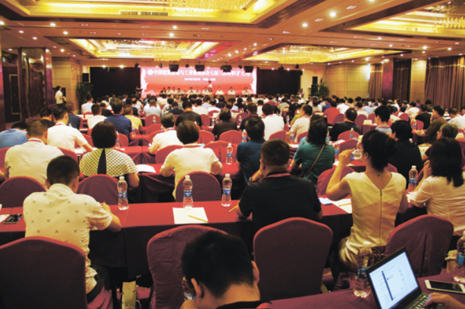 中国建筑玻璃与工业玻璃协会七届三次理事会在武汉召开