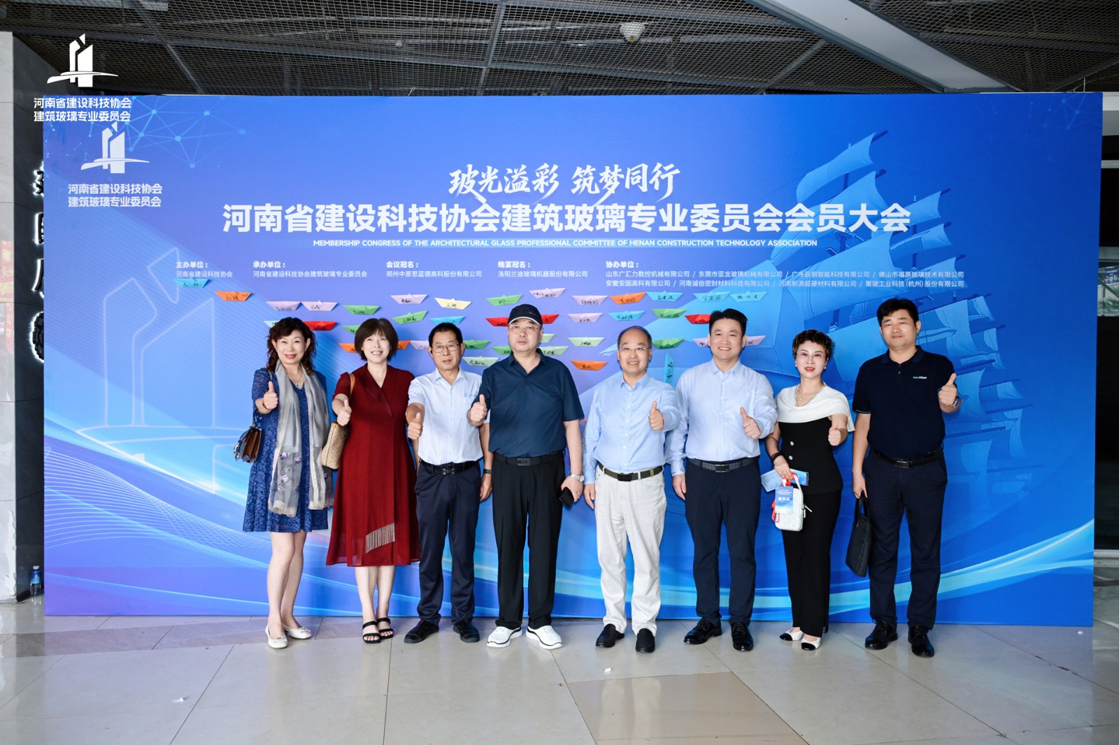筑梦同行沙发论坛嘉宾与兰迪董事长赵雁及团队合影.jpg 筑梦同行沙发论坛嘉宾与兰迪董事长赵雁及团队合影