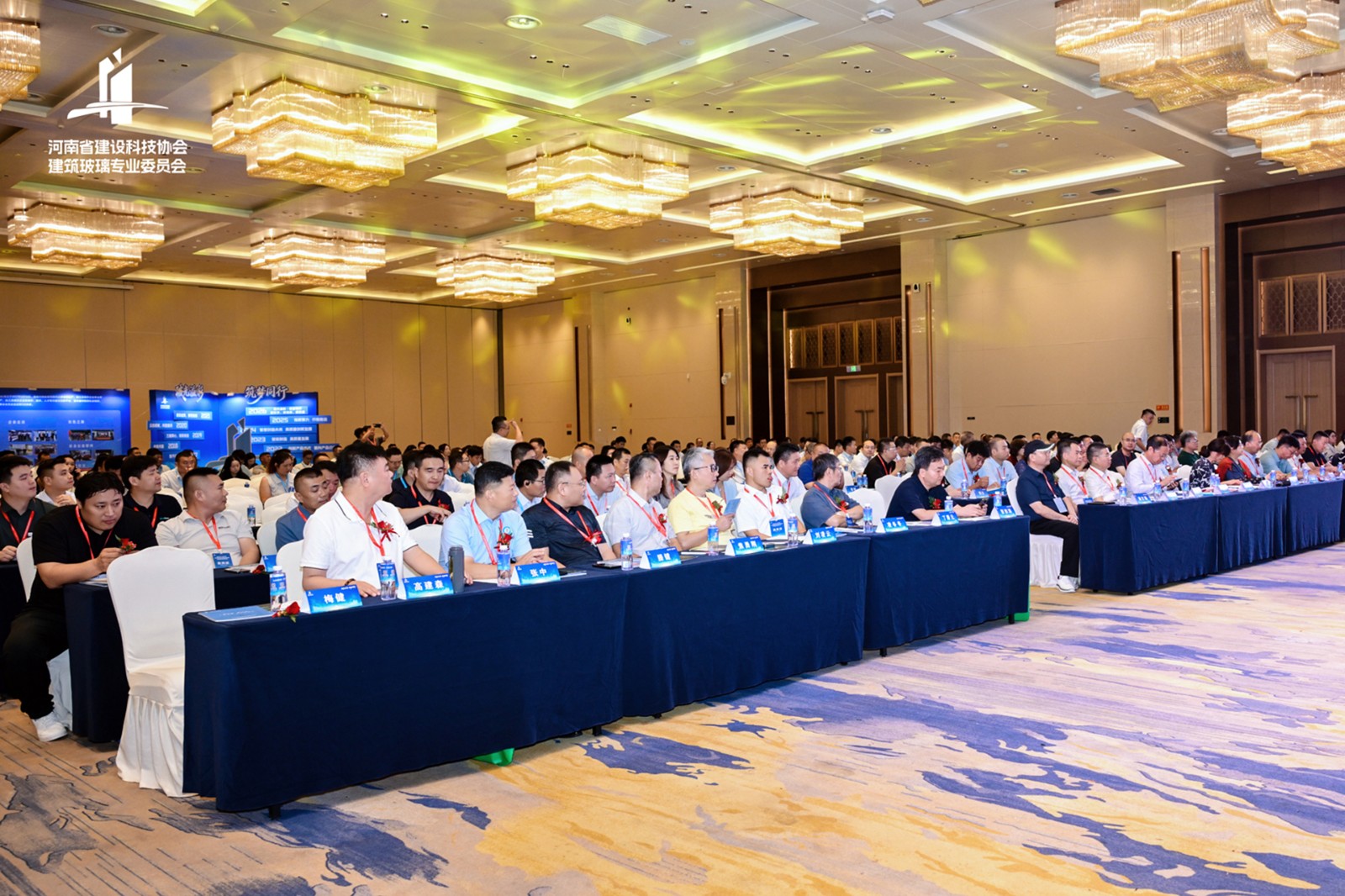 河南省建筑玻璃专委会2026年度行业交流会参会嘉宾前排就座.jpg 河南省建筑玻璃专委会2026年度行业交流会参会嘉宾前排就座